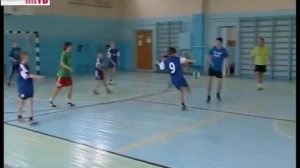 Дети играют в футбол