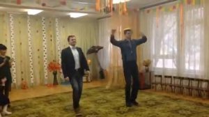 Детский утренник! Танец с мешочком на голове!