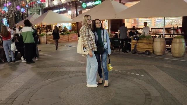 Никольская улица, пятница, полночь, куда все эти люди идут? Ну, туристы гуляют, это понятно #Moscow