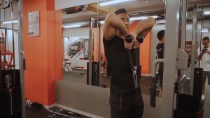 49 протяжка с нижних блоков к подбородку с канатами на дельтовидные мышцы