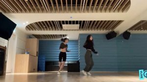 ITZY Ryujin & Yeji dance to 'Play Fight' by THEY With Tinashe (V-Live 20211105)