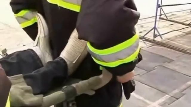 транспортировка при помощи поясов на носилках.avi смотреть онлайн