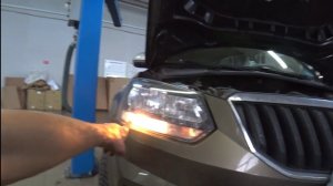 Skoda Yeti FL замена лампы дневного ходового огня и габаритного огня.