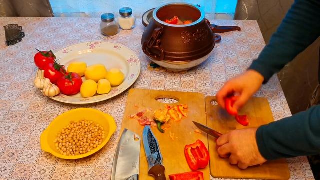 Шурпа из свиной рульки  и говяжьих хвостов в афганском казане.
