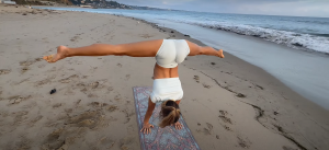 Глубокая растяжка на природе