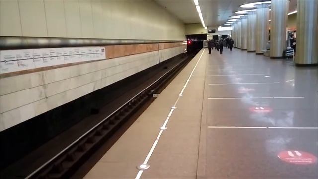 Оборот Новогоднего электропоезда метро 81-710 "ЕЖ-3 за станции метро Котельники.