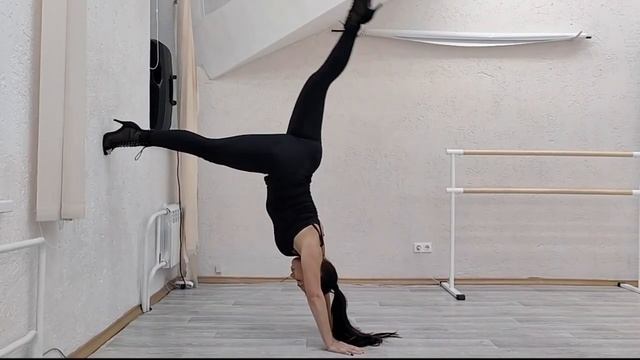 Wall challenge/Стойка на руках смотреть онлайн