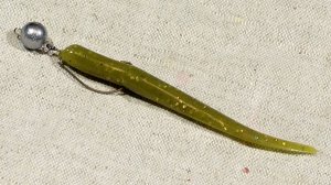 Как оснастить силиконового червя офсетным крючком.