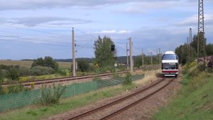 Первый двухэтажный автобус, в мире который ездит по железной дороге.
