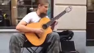 Уличный гитарист виртуоз