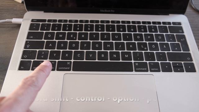 How to solve the black screen issue on your MacBook pro смотреть онлайн