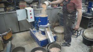 Гранулирование буковых опилок. Гранулятор 7,5 кВт. Плоскоматричный.