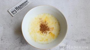 Омлет на молоке с яблоками и корицей Апфельтатш на сковороде