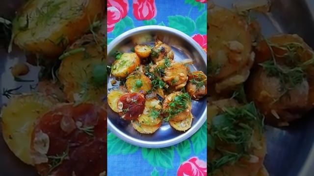 Жареный картофель в мундире со сметаной луком и чесноком. смотреть онлайн