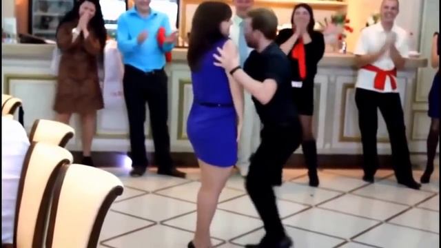 ПРИКОЛЬНЫЕ ТАНЦЫ  НА СВАДЬБЕ СМЕШНО ТАНЦУЕТ