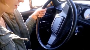 Девушка учится водить машину