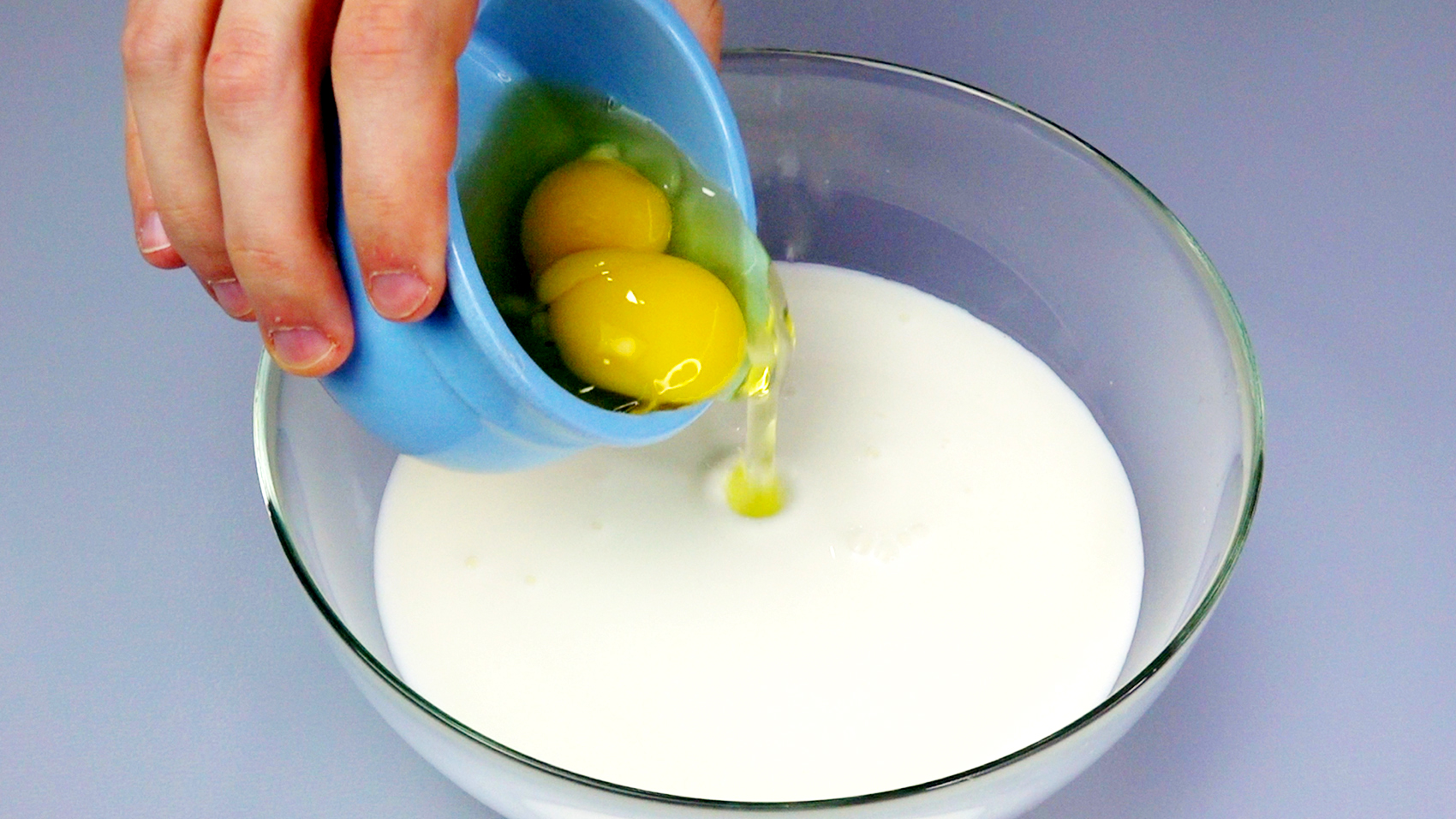 Сливочное масло кефир яйца. Кефир с яйцом. Смешать кефир и яйца сахар. Кефир смешать с яйцом. Кефир 500мл яйцо 1шт.