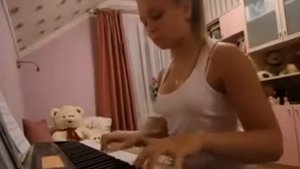 Девушка красиво играет на пианино музыку из к⁄ф “Хатико“