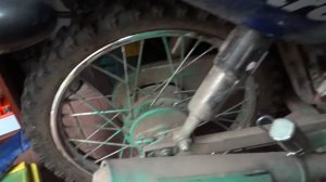 Замена аккумулятора на мотоцикле  (Любительская съемка)