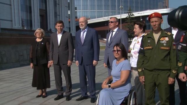 Евгений Куйвашев принял участие в церемонии торжественного поднятия Государственного флага РФ смотреть онлайн