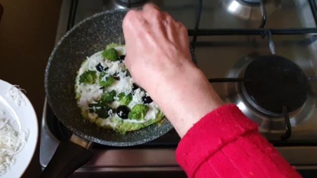 Мини-пицца из брокколи на сковороде для кето