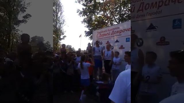 Награждение Дарьей Домрачевой участников семейной эстафеты 13.09.14 смотреть онлайн