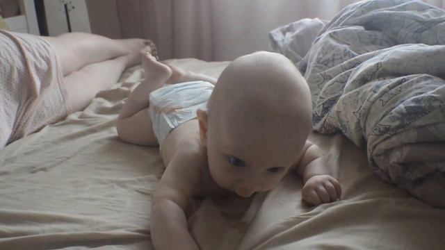 Внук учится ползать. 4,5 месяца. смотреть онлайн