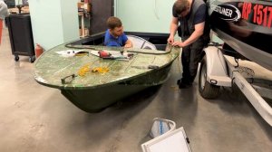 Лодка Южанка 2 с усилением транца, окраской в камуфляж и ветровым стекло модели "Комфорт"