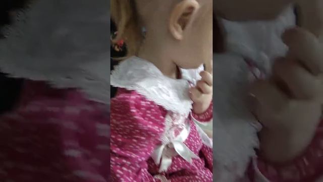 Вика разбирает вежливые слова по книге. смотреть онлайн