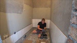 Укладка керамической плитки на стену без упора.Разделились с Лёхой.