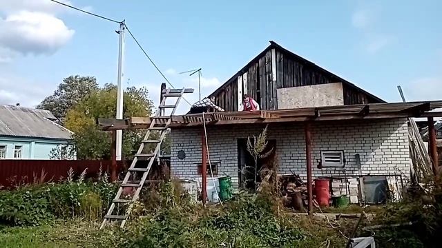 Папа дочкой веранду строят. Обрешетник почти готов! смотреть онлайн