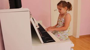 Фугетта ми-минор Д. Циполи - играет София К. 6 лет