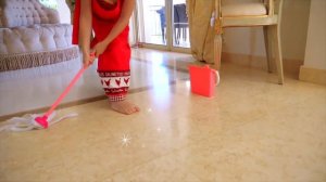 Настя как хозяйка Отеля и папа как гость / Nastya and papa pretend play with cleaning toys