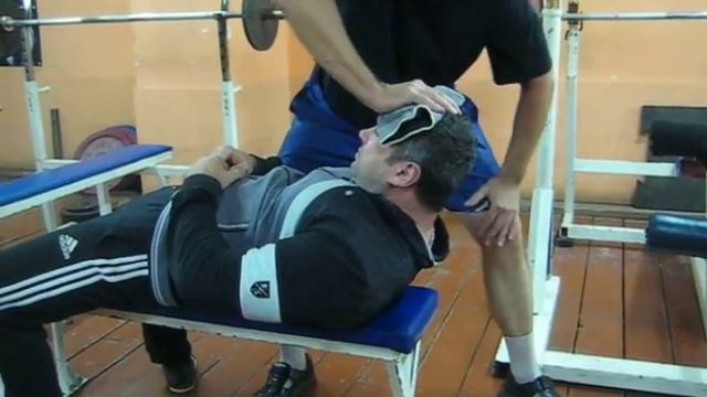 Подъёмы головы лёжа на спине с сопротивлением руки. смотреть онлайн