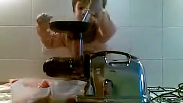 KORENČKOV SOK S SOKOVNIKOM OMEGA 8006 IZ OTROŠKIH ROK смотреть онлайн