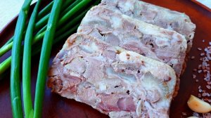 Прессованное мясо из свиной рульки. Вкусно и бюджетно.