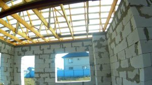ДОМ 10*10 М. АВТОКЛАВНЫЙ ГАЗОБЛОК. 2Х СКАТНАЯ КРЫША. ПОДГОТОВКА К МОНТАЖУ МЕТАЛЛОЧЕРЕПИЦЫ. 09.10.21