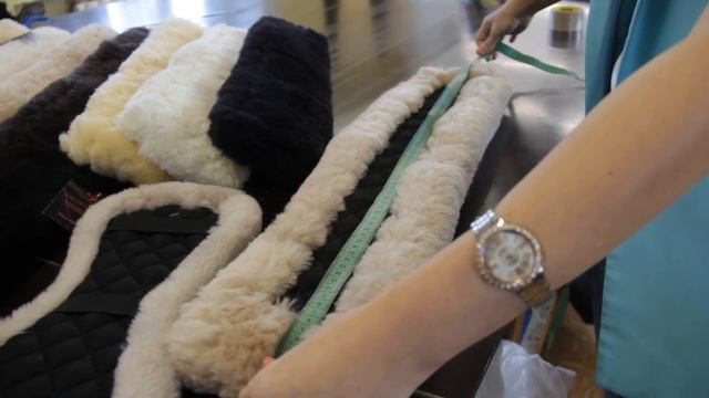 Видео-обзор меховушки на подпругу из натуральной овчины смотреть онлайн