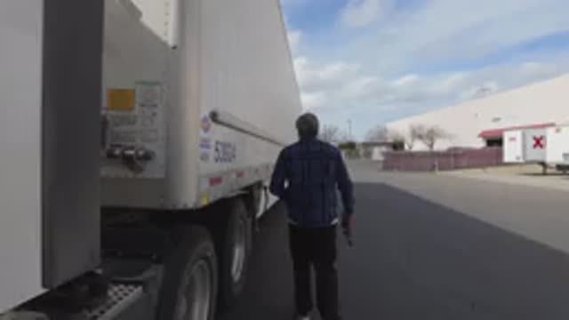 Перевал смерти в Калифорнии. Дальнобойщик совершил очередной подвиг смотреть онлайн