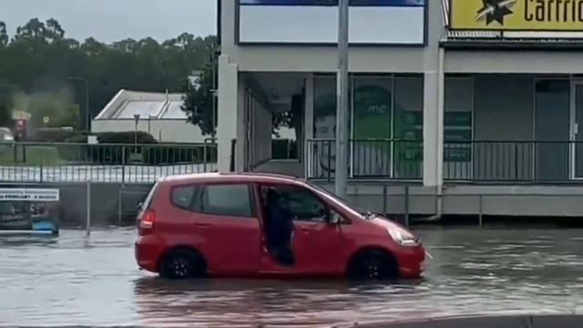 Australia flooding due heavy rain hit Queensland, causing widespread damage смотреть онлайн