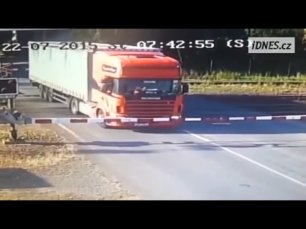 Польский водитель грузовика vs поезд