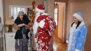 Дед Мороз и Снегурочка спасают детей от Бабы Яги и Кощея Бессмертного. На хуторе был пожар и воры.