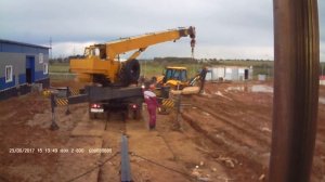 JCB 4cx укладывает дорожные плиты