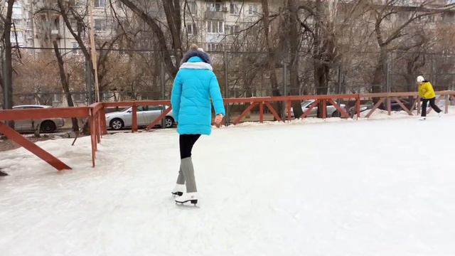 Олеся и Оксана катаются на коньках. Февраль по-волгоградски смотреть онлайн