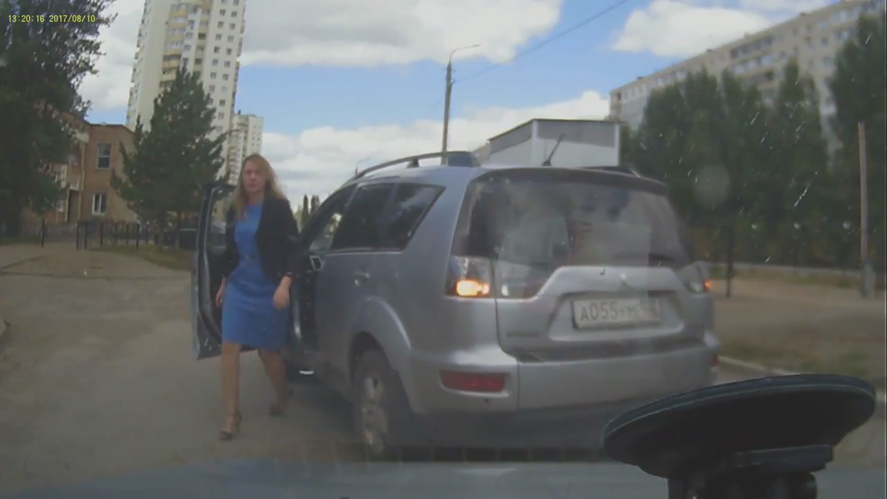От автоледи уехала ее же машина
