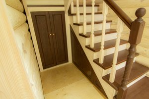 Изготовление филенчатых дверей из мебельного щита под лестницу