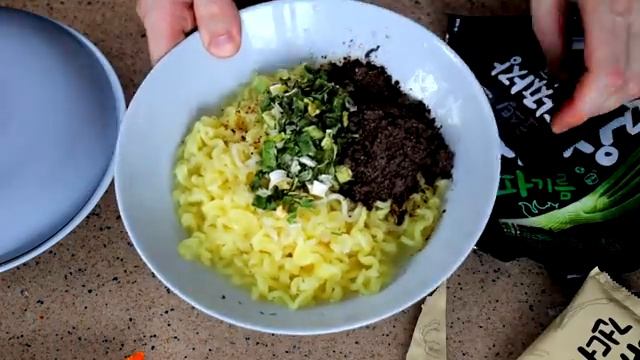 ОСТРАЯ ЛАПША РАМЕН ? Весь день ем Корейские ДОШИКИ смотреть онлайн