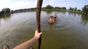 ЛОВЛЮ РЫБУ РУКАМИ В БОЛОТЕ/Ловля карася