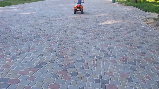 ПЕРВЫЙ РАЗ на квадроцикле в 5 лет УСТРОИЛ ГОНКУ в ПАРКЕ смотреть онлайн