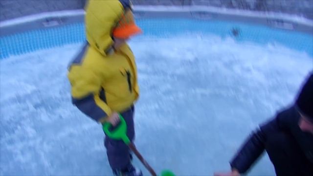 БЕНЗОПИЛА ПРОТИВ БАССЕЙНА INTEX/ Пилим прорубь в бассейне/ Каркасный бассейн Intex смотреть онлайн